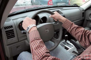 Процесс обучения вождению в автошколе начинается с техники правильного обхвата руля и правильного движения рук во время вхождения в повороты. Если вы уже закончили курсы вождения, обновите свои знания.